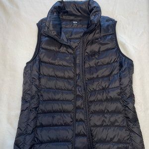 UNIQLO BLACK PUFFER VEST